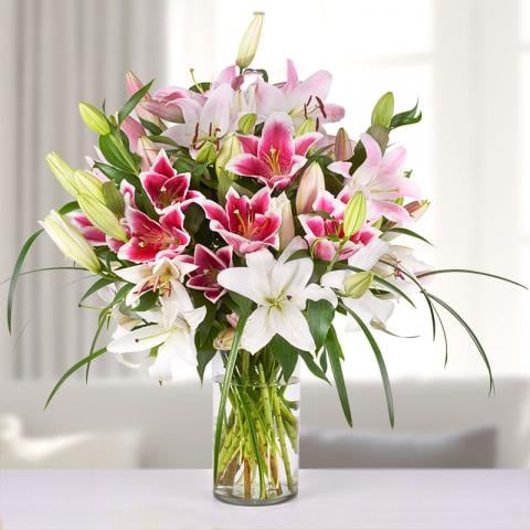 Sweet Delicacy: Lirios Blancos y Rosas