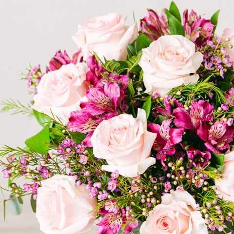 Pink Bloom: Rosas y Alstroemerias highlight