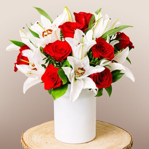 Nota de amor: Rosas rojas y lirios blancos