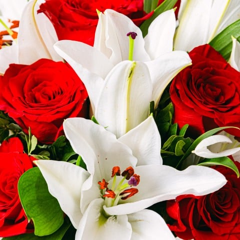 Nota de amor: Rosas rojas y lirios blancos highlight