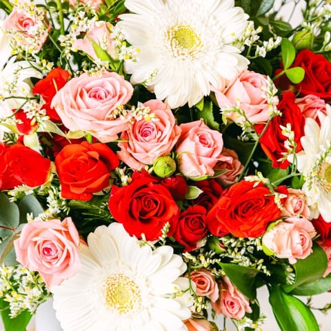 Corazón Puro: Rosas Spray y Mini Gerberas highlight