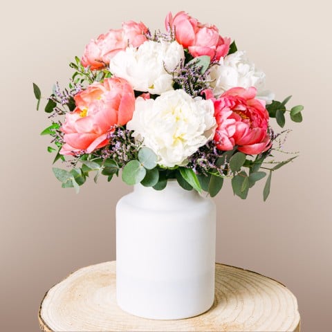 Coral Hug: Peonías Rosas y Blancas