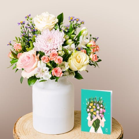 Eterna Belleza: Ramo de flores, jarrón y tarjeta