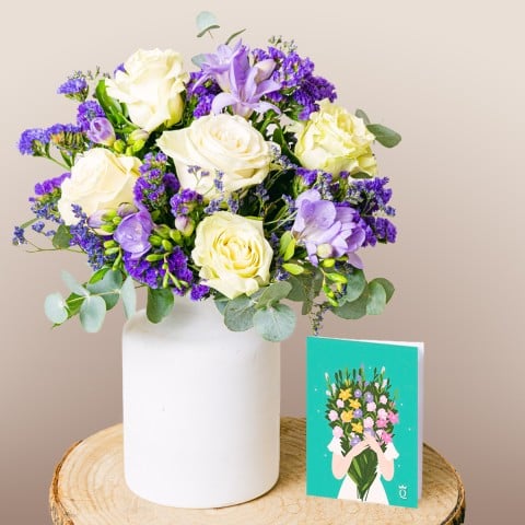 Toque de Elegancia: Ramo de flores, jarrón y tarjeta