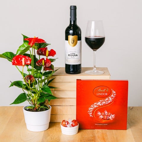 Corazones Rojos: Anturios y Vino Tinto