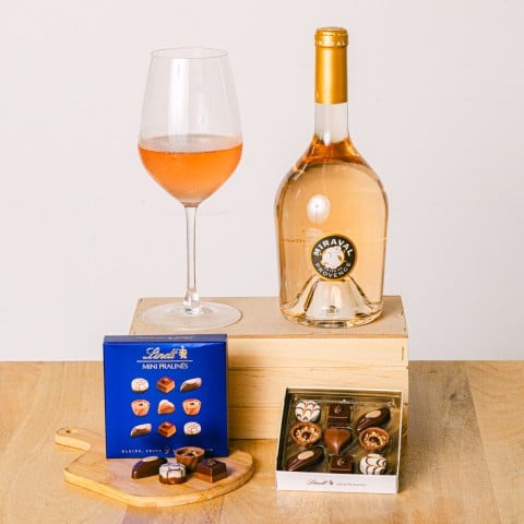 Product photo for Rose Delicacy: Vino Rosado y mini Pralinés