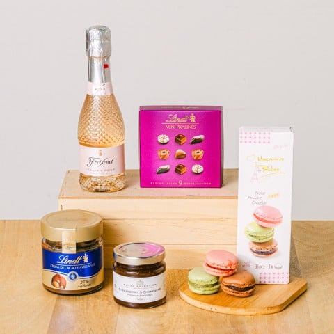 Bitesize Bliss: Galletas Premium y Freixenet Sparkling Rosé