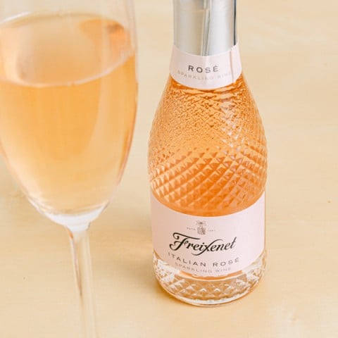 Bitesize Bliss: Galletas Premium y Freixenet Sparkling Rosé highlight