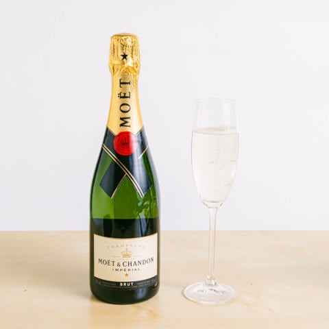 Moët & Sweet Embrace: Cesta de regalo de chocolate highlight
