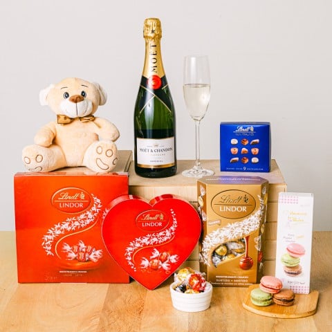 Moët & Sweet Embrace: Cesta de regalo de chocolate