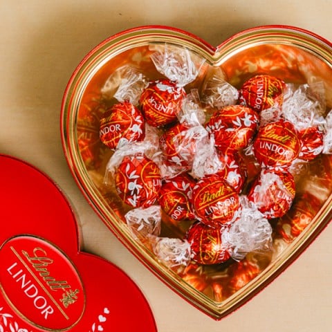 Sweet Treasure: Variedad de Chocolates Lindt highlight