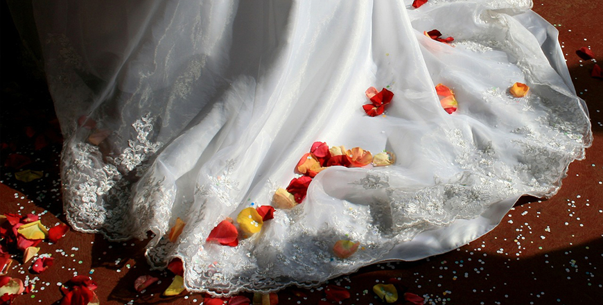 Vestido de boda con flores otoñales
