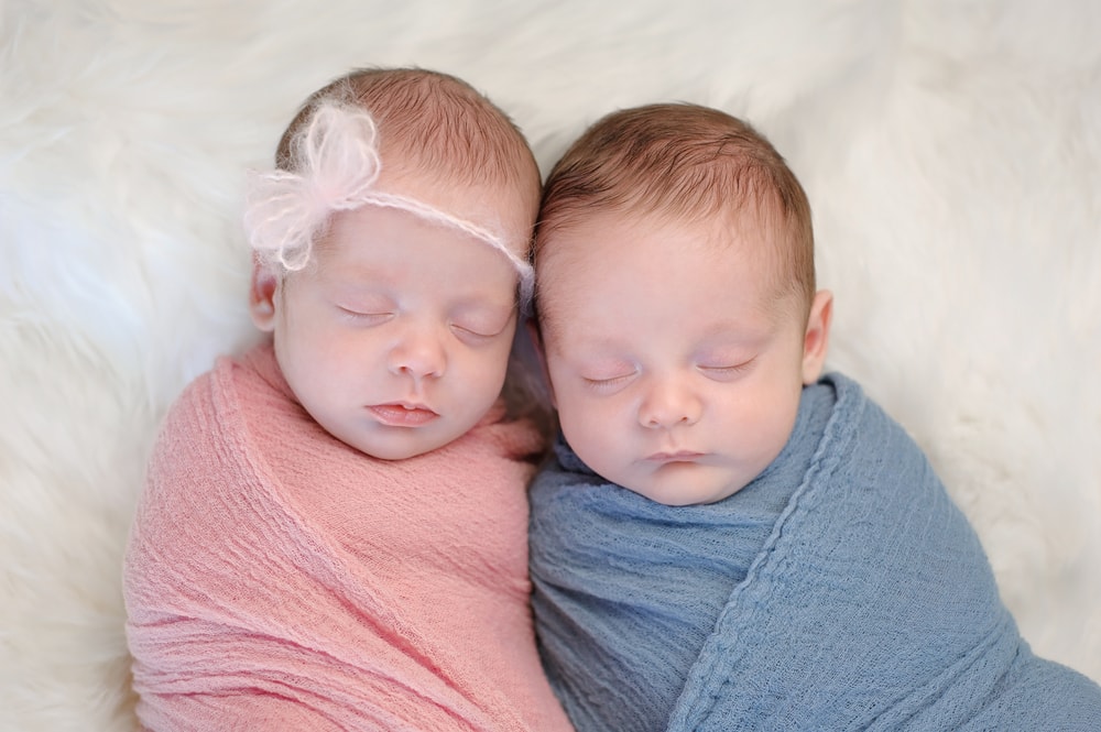 Dos bebés recién nacidos, la niña en rosa y el niño en azul
