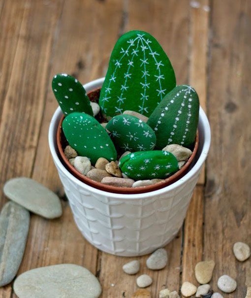Cactus hecho con piedras ovaladas pintadas de verde en maceta