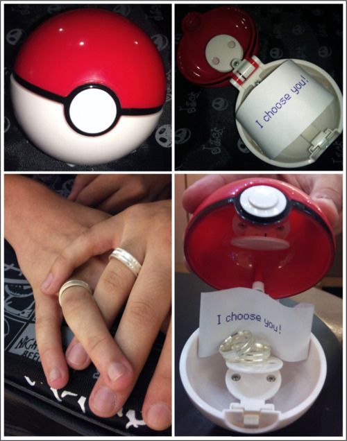 Una bola pokeball de pokemon con un anillo de matrimonio dentro