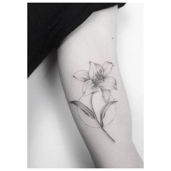 Tatuaje de un lirio en blanco y negro en el brazo