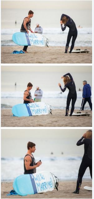 Proposición de matrimonio en la playa con una tabla de surf