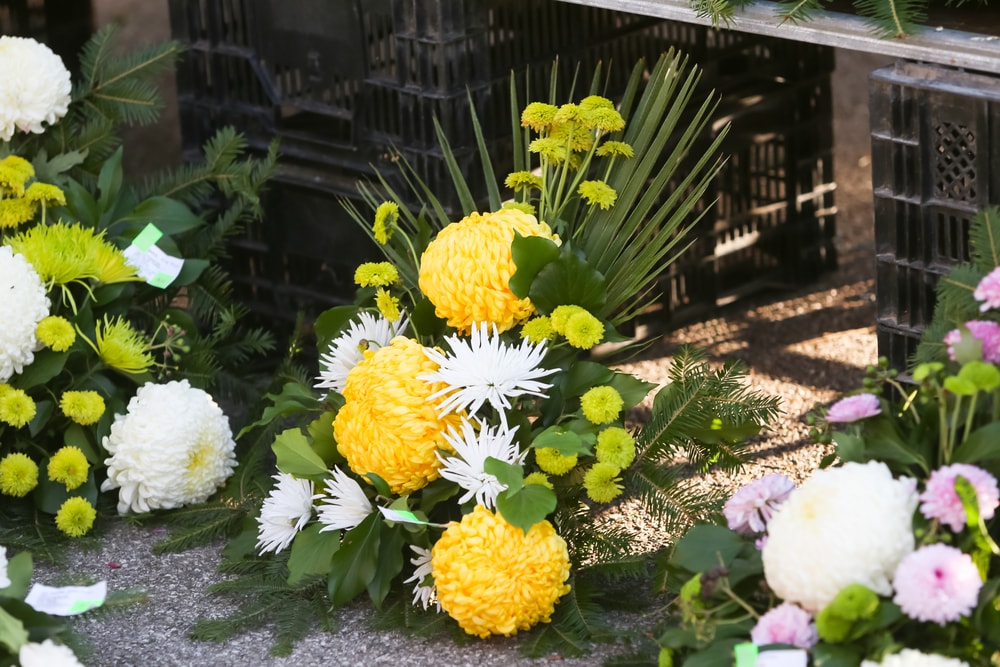 Arreglo floral con crisantemos de colores blanco, amarillo y rosado para Todos los Santos