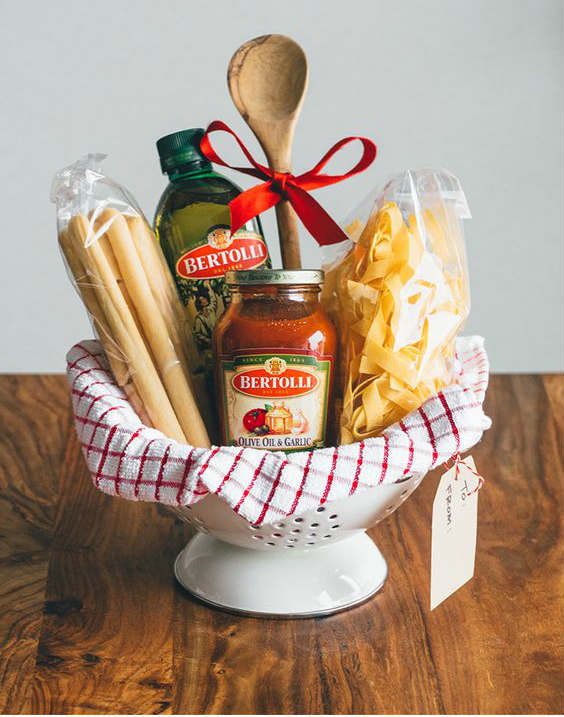 Cesta con productos italianos como pasta, salsas, tomate