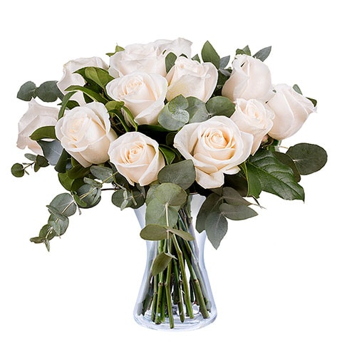 Ramo de 12 rosas blancas con follaje en jarrón transparente