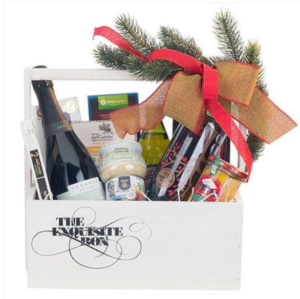 cesta de navidad con caja blanca embutidos, vinos y conservas