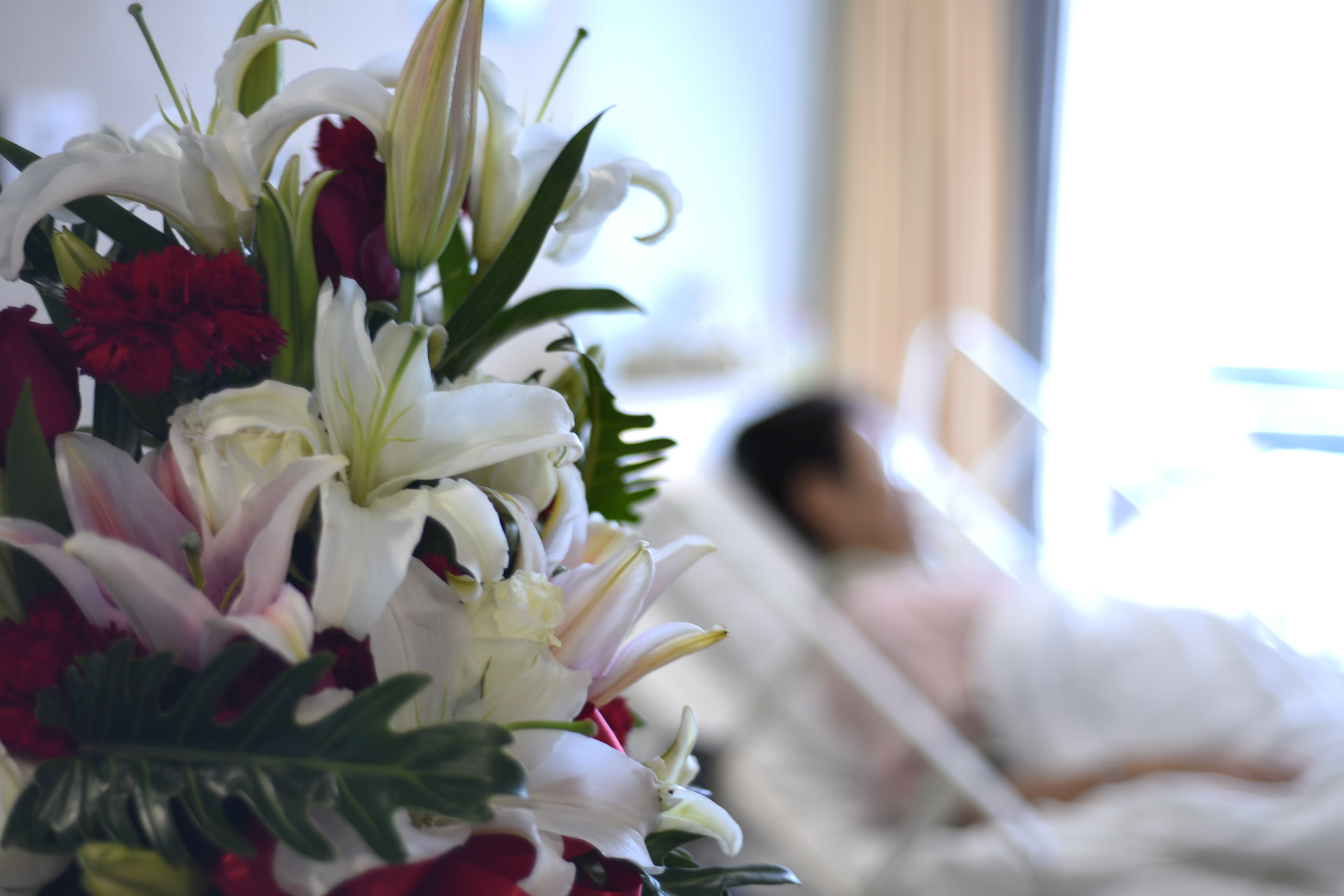 Ramo de lirios blancos y rosas en la habitación de un hospital