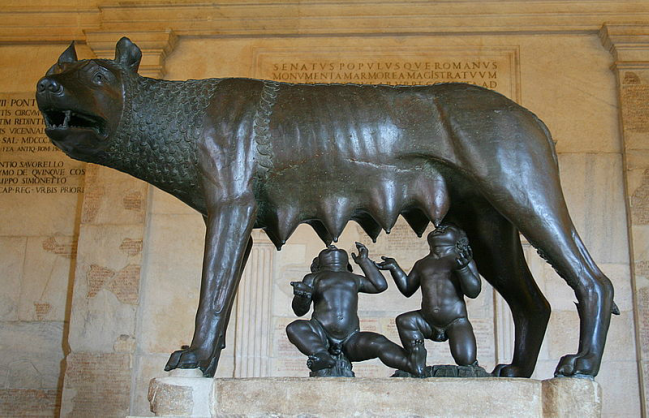 Escultura de la loba capitolina amamantando a Rómulo y Remo