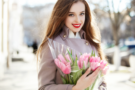 Mujer feliz porque le han regalado un ramo de flores frescas