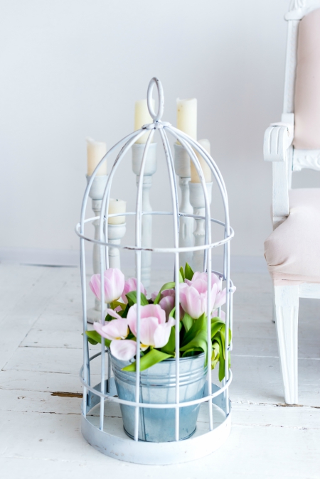 tulipanes dentro de una jaula de pájaros decoración Decoración con tulipanes: tres ideas originales 3