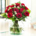 Ramo de 23 rosas rojas en ramo transparente en un salón