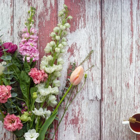 The Art of Flower Arranging: Creating Stunning Bouquets for Your Wife - Flora Queen