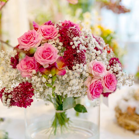 Different Flower Compositions Are Available for Same Day Flower Delivery - Flora Queen