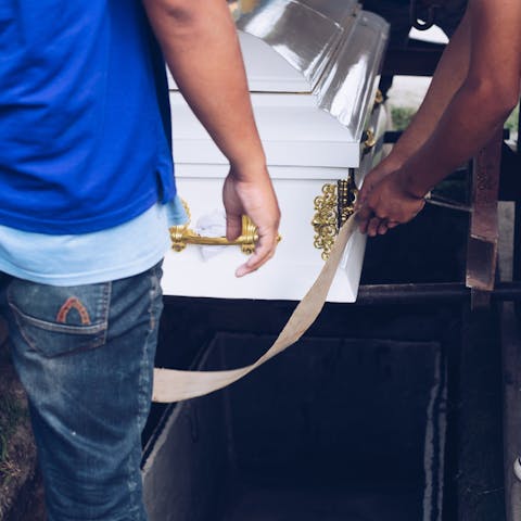 Funeral Etiquette: A Simple Guide on What to Do and What to Say - Flora Queen