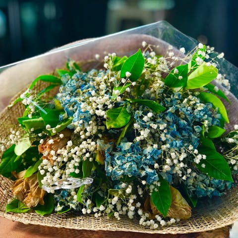 How to Send Flowers to Someone: Order Beautiful and Bright Floral Arrangements - Flora Queen