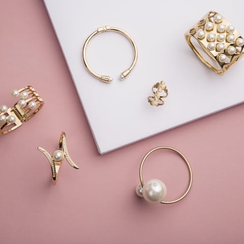 Giving Jewelry, Candles, and Ornaments as Memorial Gifts - Flora Queen