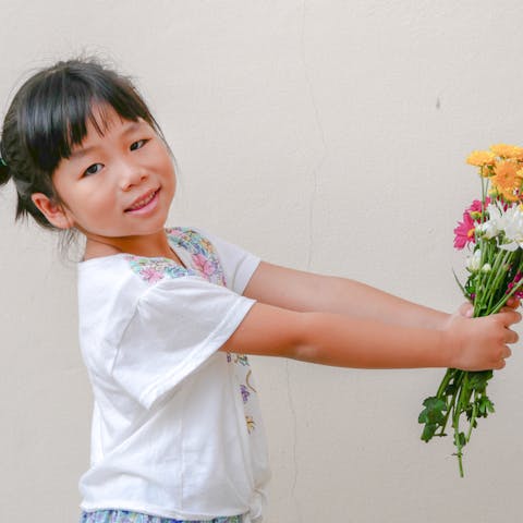 How to Send Flowers to Someone - Flora Queen