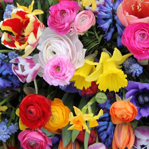 Five Spectacular Spring Flower Arrangements To Welcome the Season - Flora Queen