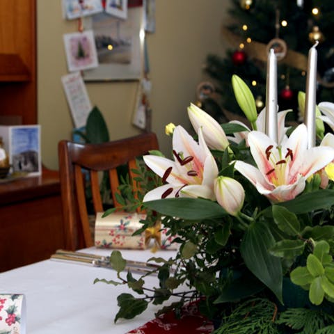 Decorate Your Dinner Table with Christmas Flowers - Flora Queen