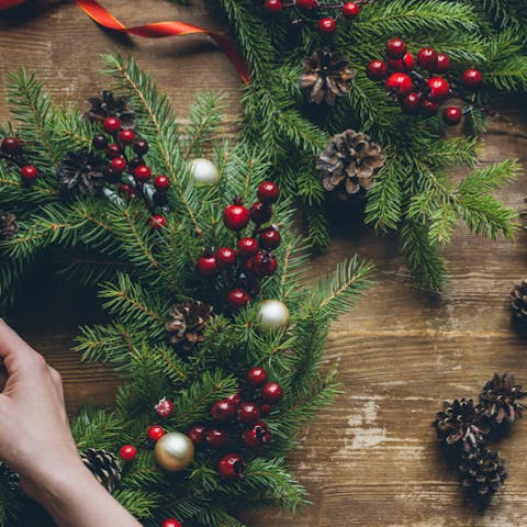 How to make a DIY Christmas Wreath - Flora Queen