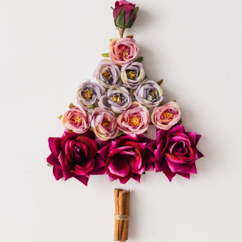 How to Decorate your Christmas Tree with Flowers - Flora Queen