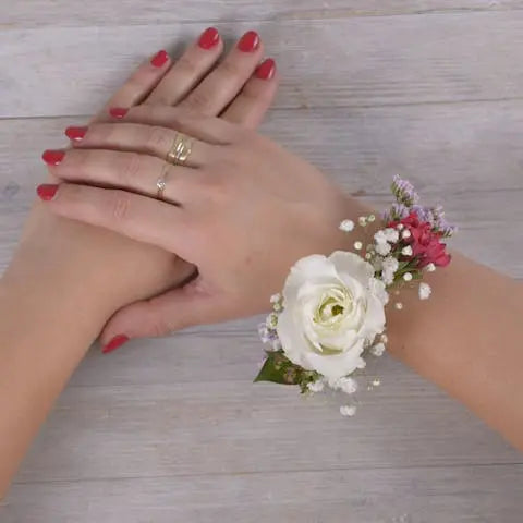 DIY-With-Flowers-Floral-Bracelet Flora Queen
