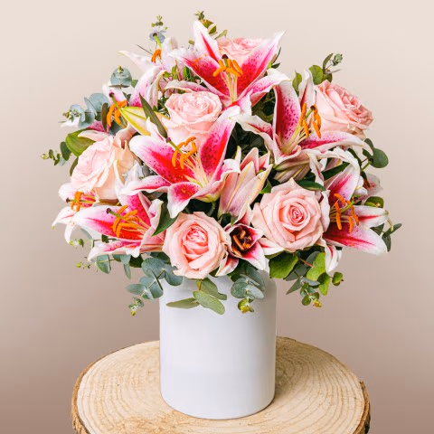 Frescura Sutil: Rosas y Lirios Frescura Sutil: Rosas y Lirios